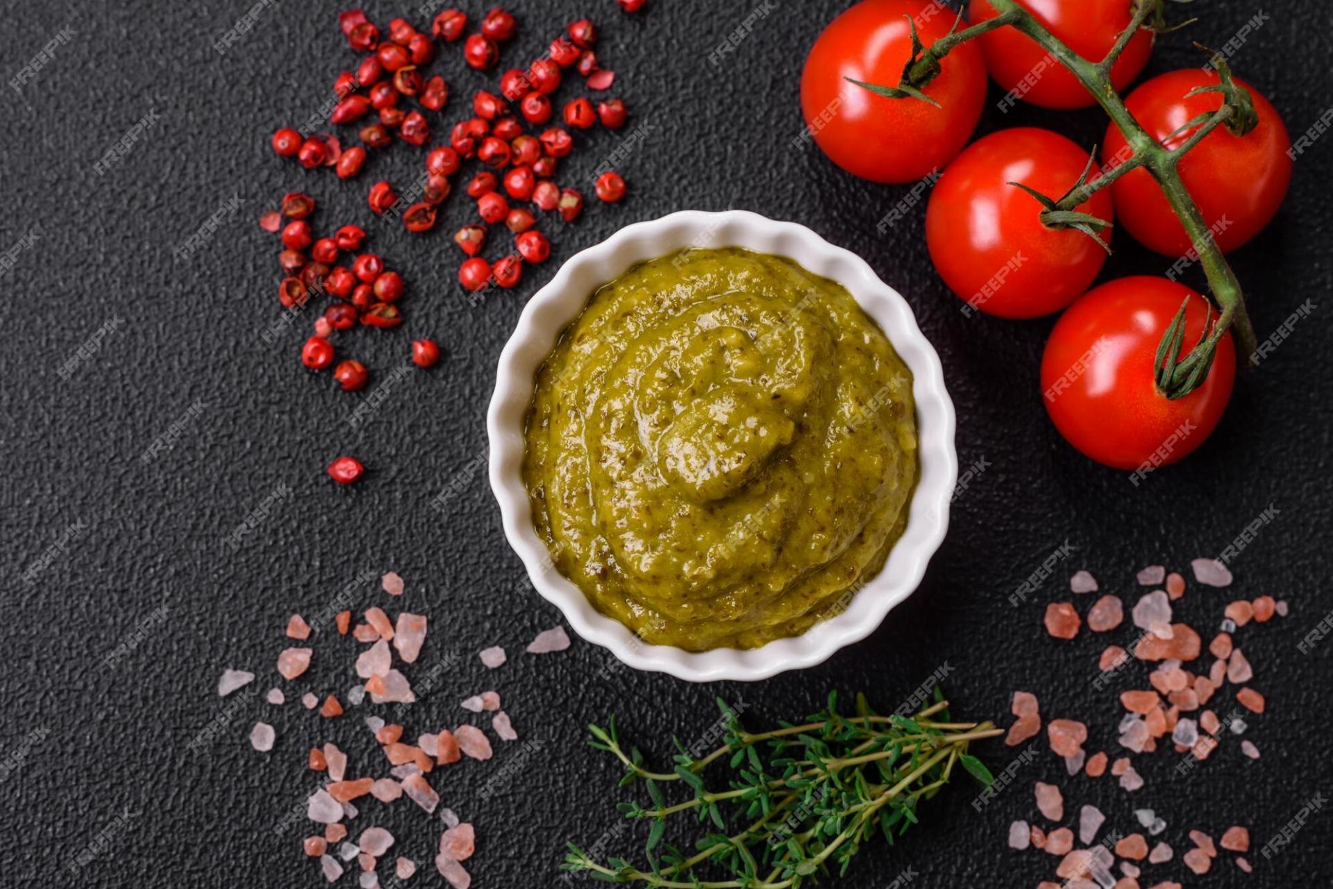 delicieuses-pates-fraiches-composees-sauce-pesto-epices-salees-herbes-fond-beton-fonce_73989-51048